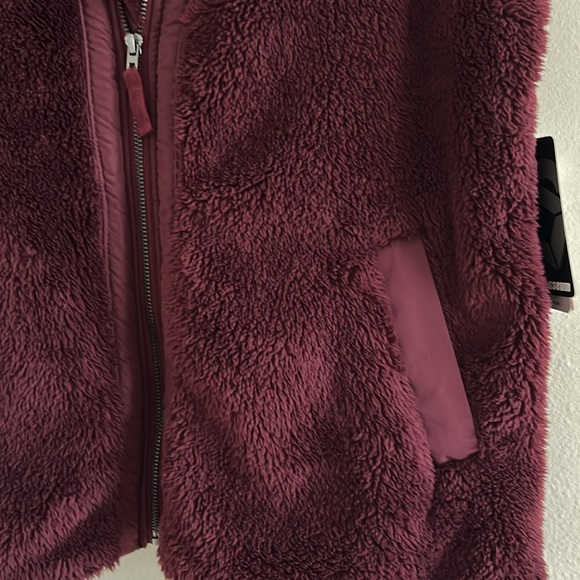 University of Minnesota women’s M sherpa vest - Picture 4 of 8